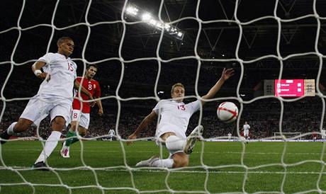 Anglie - Maďarsko (Michael Dawson vykopává míč před brankovou čárou)