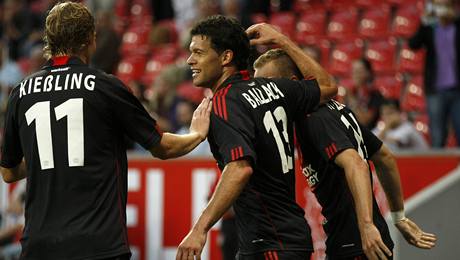 Leverkusen (Kiessling, Ballack, Kadlec).