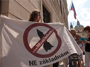 Demonstranti ped budovou snmovny pi schvalovn Neasovy vldy