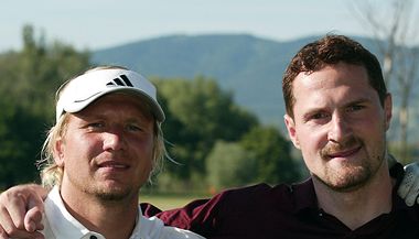 Jan Čaloun (vlevo) s Milanem Hejdukem na golfu.