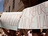 Demonstranti ped budovou snmovny pi schvalování Neasovy vlády