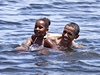 Barack Obama s dcerou Sashou se koupou v ropou zasaených oblastech na Florid