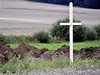 Devný kí nkdo postavil v noci na stedu v míst hrobu Nmc u Dobronína.
