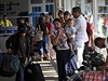 Romské rodiny ekající na letadlo do Rumunska