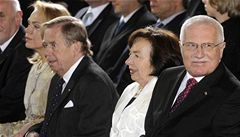 Václav Havel a Václav Klaus ve Vladislavském sále Praského hradu, kde Klaus sloil prezidentský slib a na dalích pt let se ujal prezidentského úadu (2008).