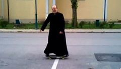 Kněz šíří víru na skateboardu. Video se stalo hitem na internetu