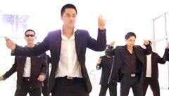 Tančící thajští policisté napodobovali chlapeckou skupinu, z videa je hit