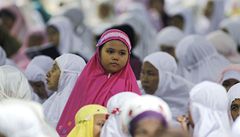 Malá muslimka se úastní modlitby k zahájení ramadánu. Jakarta, Indonésie.