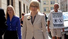 Demonstranti p�ed budovou sn�movny p�i schvalování Ne�asovy vlády