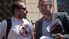Demonstranti p�ed budovou sn�movny p�i schvalování Ne�asovy vlády