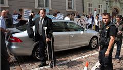 Demonstranti p�ed budovou sn�movny p�i schvalování Ne�asovy vlády