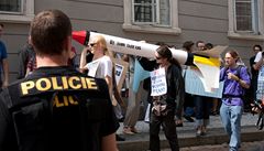 Demonstranti p�ed budovou sn�movny p�i schvalování Ne�asovy vlády