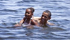 Barack Obama s dcerou Sashou se koupou v ropou zasažených oblastech na Floridě