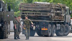 Vojáci umístili mosty na pět nákladních automobilů. | na serveru Lidovky.cz | aktuální zprávy