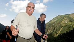Václav Klaus se synem Václavem p�i cest� na Sn�ku