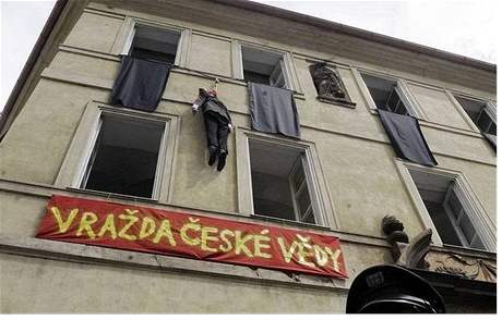 Vdci v Praze protestovali proti krácení financí Akademii vd, z okna ústavu symbolicky obsili eského vdce.