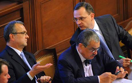 Ministr financí Miroslav Kalousek (zleva), ministr zahranií Karel Schwarzenberg a premiér Petr Neas na jednání Poslanecké snmovny.