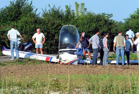 Ultralehké letadlo se zítilo do pole v praských Letanech