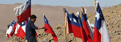 Jeden z píbuzných s chilskými vlajkami u zavaleného dolu