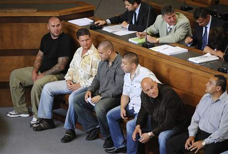 Údajní lenové Zádamského gangu v jednací sini praského vrchního soudu.