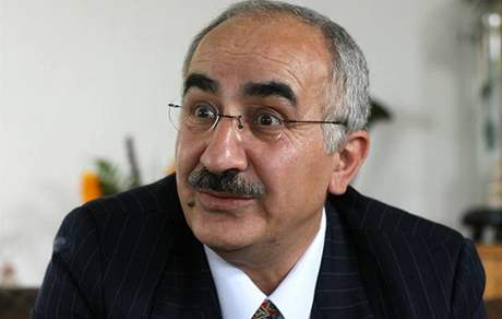 Kurdský léka Yekta Uzunoglu.