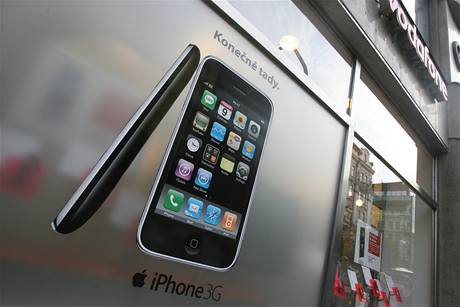 iPhone ve čtvrtém vydání vzbuzuje šílenství. Vodafonu kvůli němu zkolaboval web