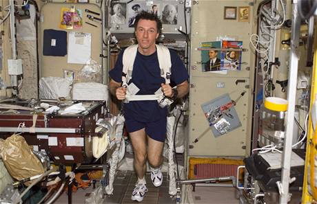 Astronaut Michael Foale posiluje na Mezinárodní kosmické stanici.
