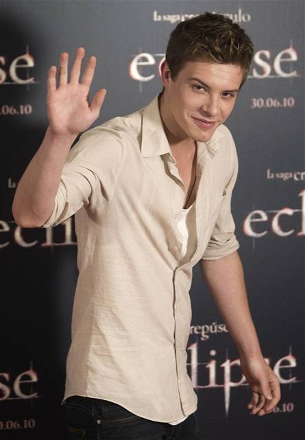 Xavier Samuel  (4. msto v ebku asopisu Glamour).