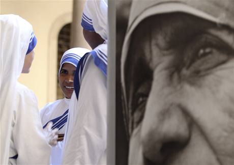 Blahoslaven Matka Tereza by se vera doila 100. narozenin. Odkaz zakladatelky du Misionek milosrdenstv si pipomnli lid v Makedonii, Indii i Albnii (na fotografii).