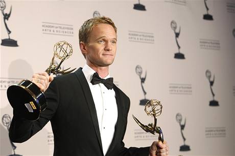 Cenu Emmy získal herec Neil Patrick Harris. 