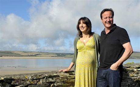Britský premiér David Cameron s manelkou Samanthou na dovolené v Cornwallu.