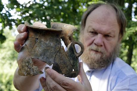 Martin Oliva z brněnského Ústavu Anthropos ukazuje hrnes starý 4000 let, který sloužil k přípravě jídla  