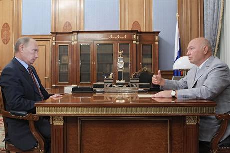 Starosta a jeho éf. Lukov (vpravo) s premiérem Putinem 