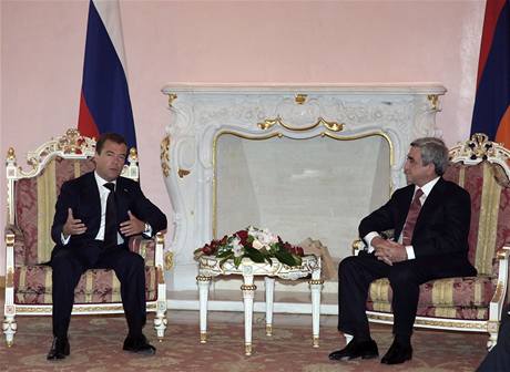 Ruský prezident Dmitrij Medvedv a jeho arménský protjek Ser Sargasjan v Jerevanu