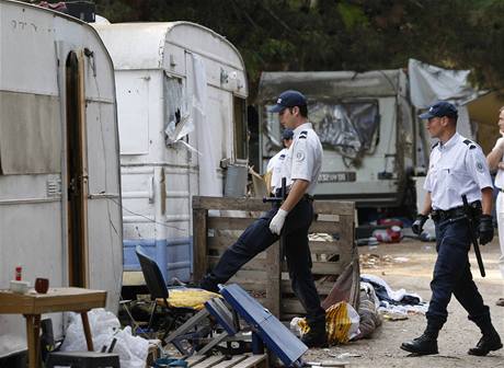 Francouztí policisté kontrolují doklady rumunských Rom v táboe u Aix-en-Provence