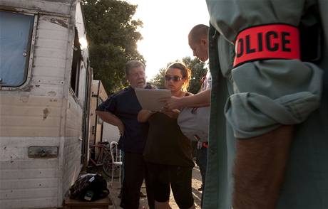 Francouzt policist kontroluj doklady rumunskch Rom v tboe u Aix-en-Provence