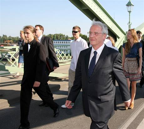 Bývalý prezident Maarska László Sólyom pichází po hraniním Albtin most na území Slovenska. 