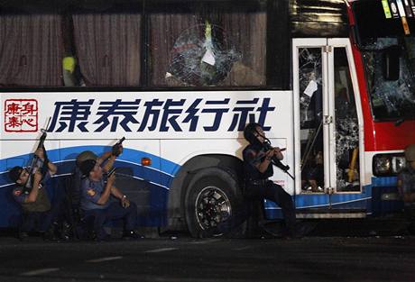 Autobus, ve kterém Rolando Mendoza zadruje rukojmí, obklíili policisté 