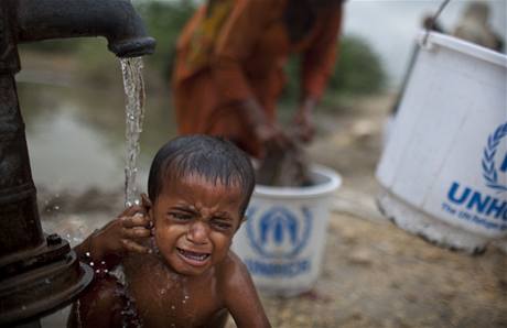 Pákistánské dít v evakuaním táboe