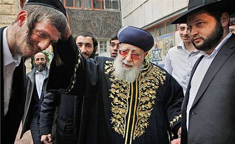 Izraelský rabín sesílal v modlitb na Palestince mor (na snímku uprosted)