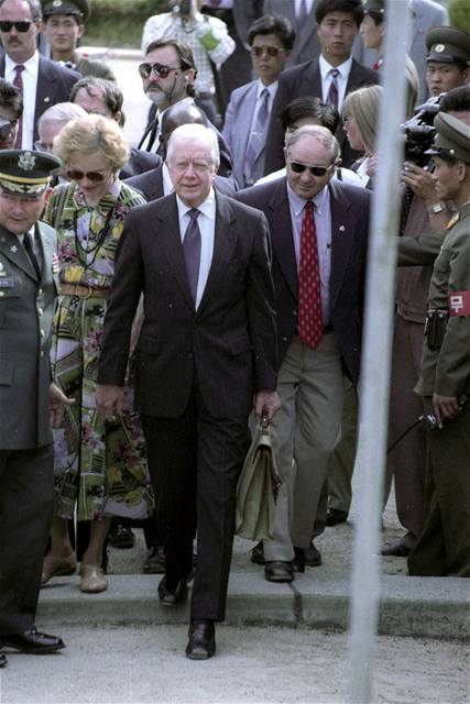 Bývalý americký prezident James Carter odjel do Severní Koreje, kde chce pomoci vězněnému Američanovi.