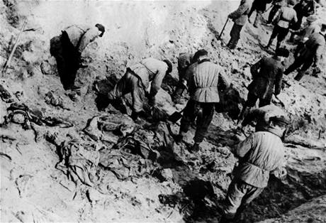 Otevírání masového hrobu, jaro 1943.