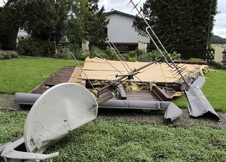 Stední Evropou se prohnalo tornádo, strhávalo stechy.