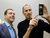 Steve Jobs ukazuje nový iPhone ruskému prezidentovi.jpg
