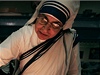 Blahoslavená Matka Tereza by se vera doila 100. narozenin. Odkaz zakladatelky ádu Misionáek milosrdenství si pipomnli lidé v Makedonii, Indii i Albánii (na fotografii).