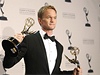 Cenu Emmy získal herec Neil Patrick Harris. 