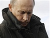 Vladimir Putin si prohlíí nálezy rusko-nmecké expedice Lena-2010.
