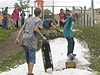 Do sportovního areálu Gutovka navezli na konci letních prázdnin sníh.