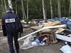 Francouzská policie dohlíí na likvidaci ilegálního romského tábora nedaleko Lille. 
