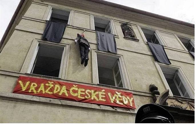V�dci v Praze protestovali proti krácení financí Akademii v�d, z okna ústavu symbolicky ob�sili �eského v�dce.